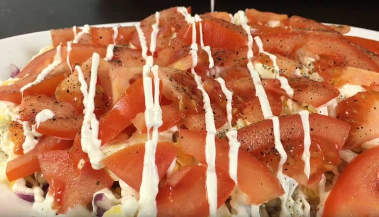 On top of the tomatoes, we also make a mayonnaise net.