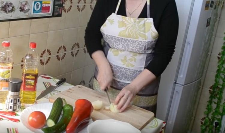 Cut the onion into half rings.