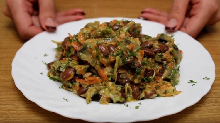 Appetizing salad with beans and mushrooms is ready.