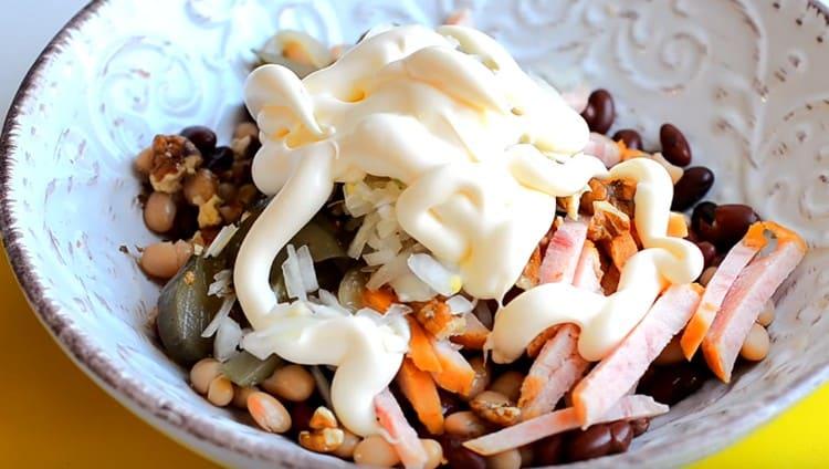Dress the dish with mayonnaise.