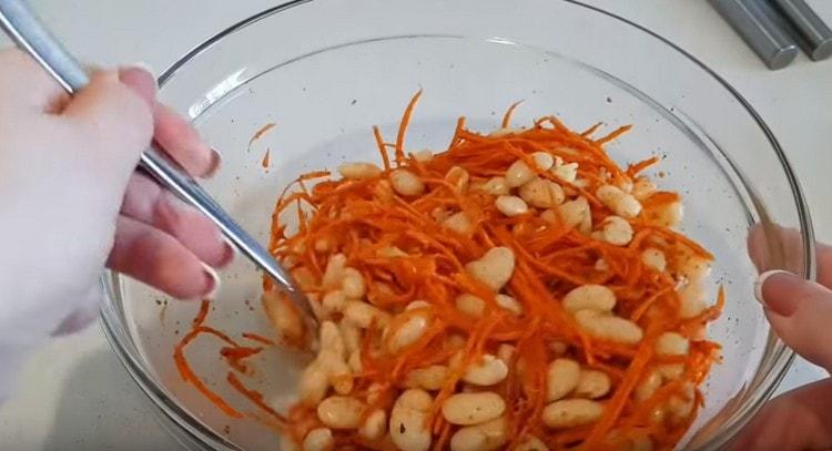 Mix the salad thoroughly.