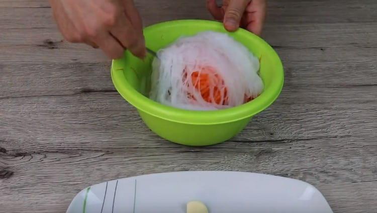 Mix the carrots with funchosy.