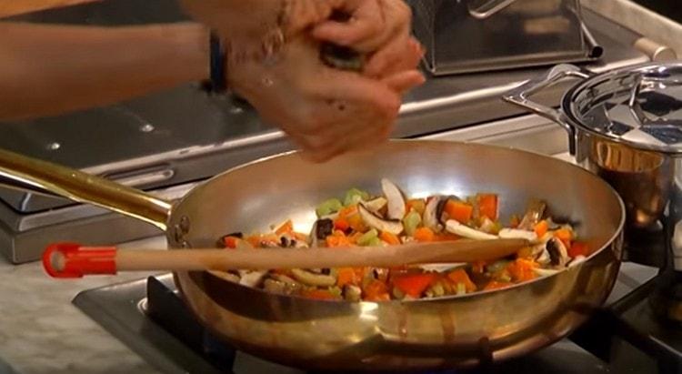 Spread the mushrooms in the pan.