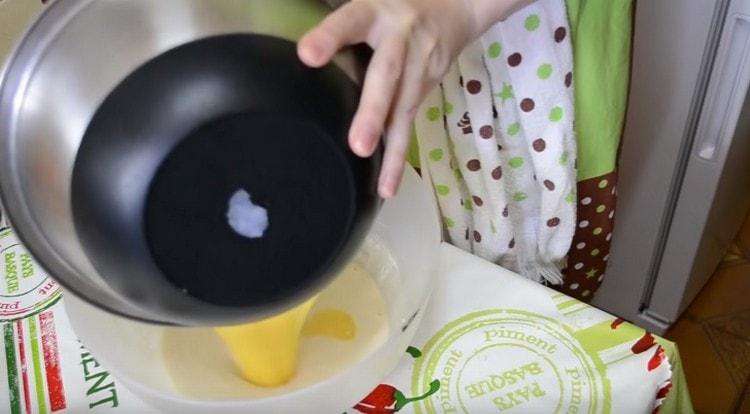 Pour the resulting muffin into a bowl with a milky-yeast mass.