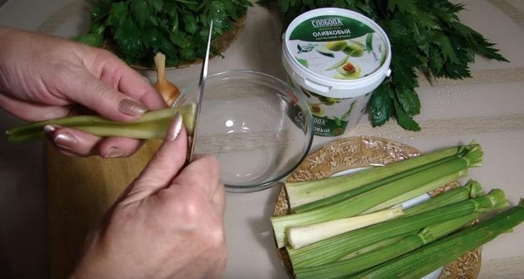 We clear celery from the upper transparent film.