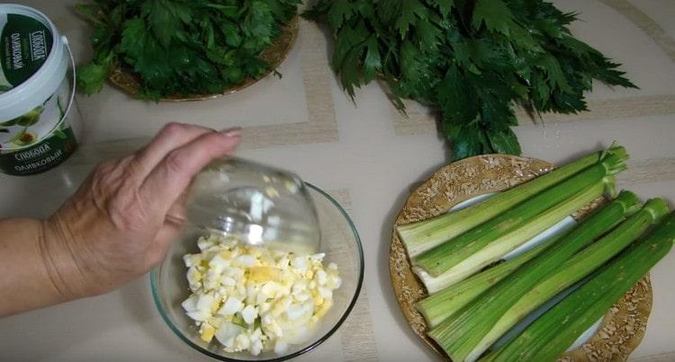 Add chopped eggs to the salad.