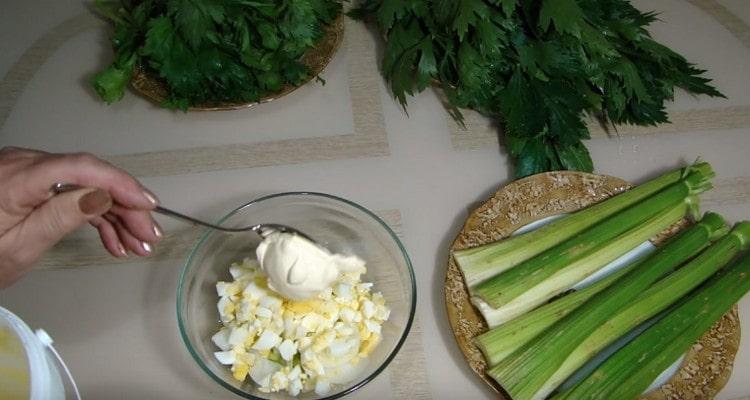 Dress the dish with mayonnaise.