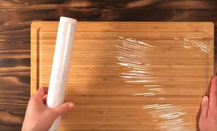 We cover the board with cling film.