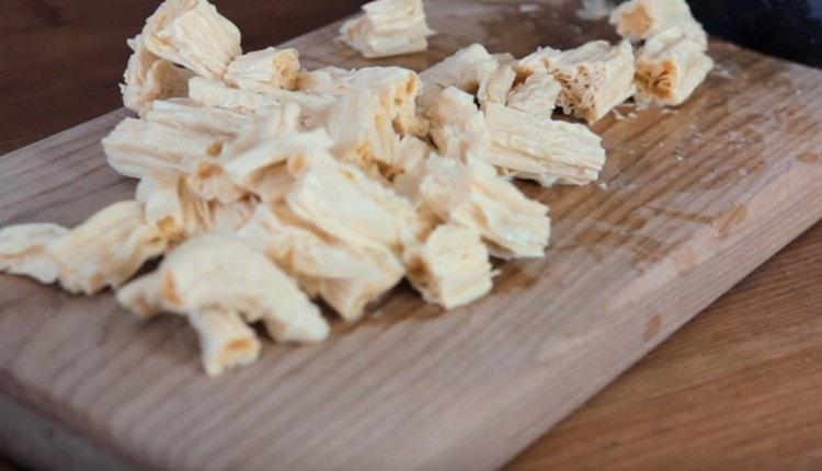 We throw the asparagus into a colander, and then chop it.