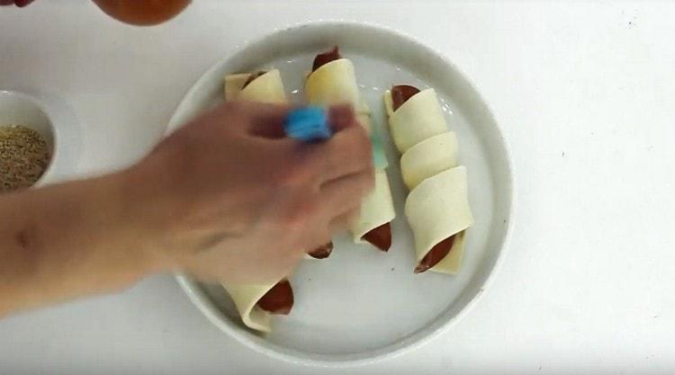 Lubricate the product with a beaten egg.