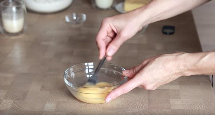 Beat the egg with sugar.