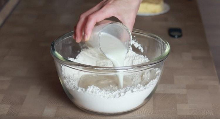 Into the flour we introduce dough, egg, milk.