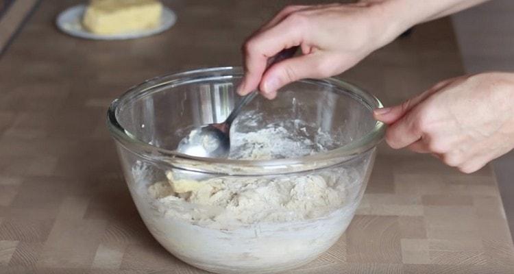 Mix the dough, add the butter.