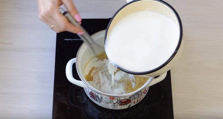 We introduce milk into the thickened mass.