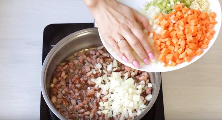 Add the onion to the brisket.