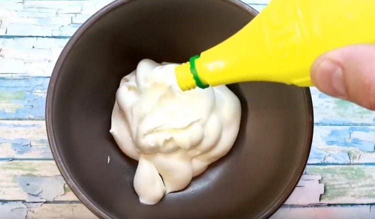 Add lemon juice to mayonnaise.