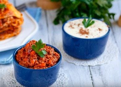 We make the perfect sauce for lasagna: a recipe for bechamel and bolognese.