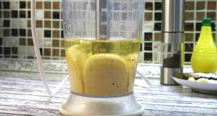 begin to whip the mass with a submersible blender first from the bottom.