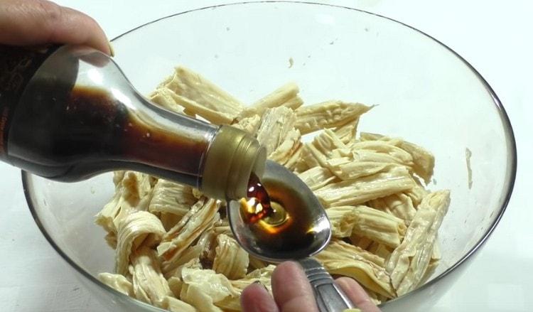 Add soy sauce to the asparagus.