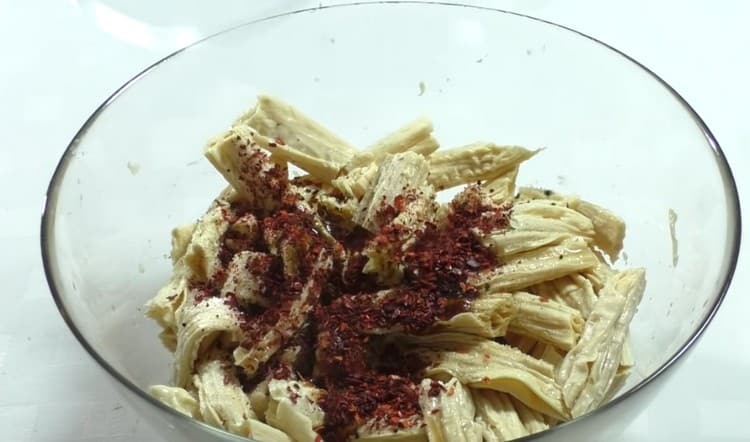 Add the paprika to the asparagus.