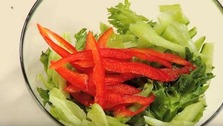 We put all the vegetables in one salad bowl.