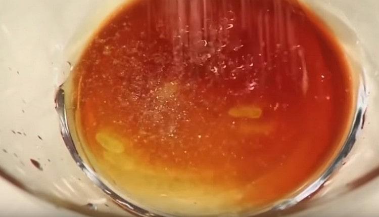 We prepare a spicy dressing for the dish.