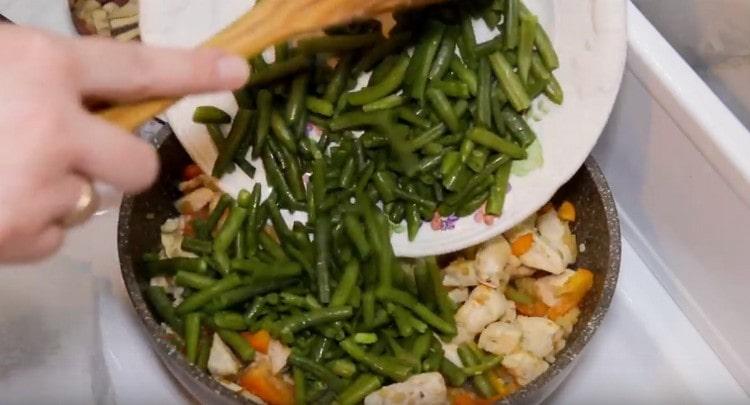 Next, return the chicken fillet and beans to the pan.