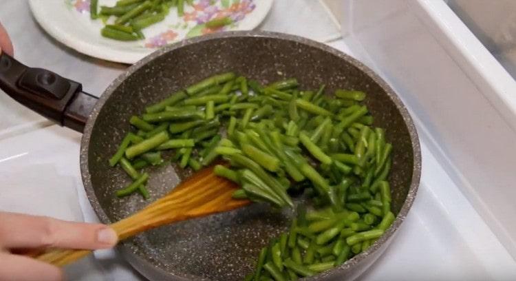 When the water evaporates, remove the beans on a separate plate.