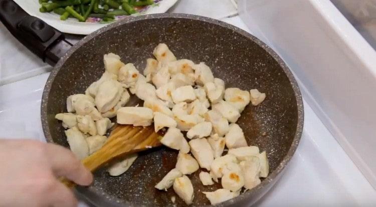 Fry the chicken in a pan.