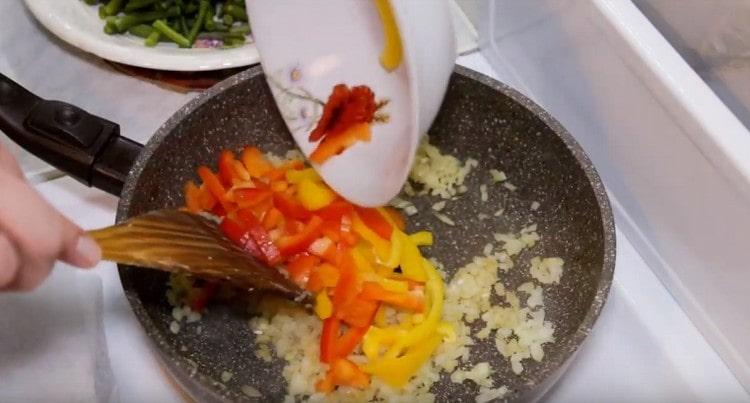 Add pepper to the onion.