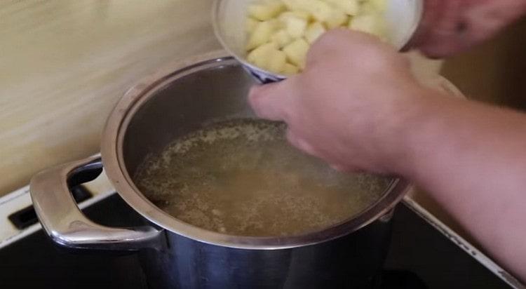 When the beans are ready, put the potatoes in a pot with soup.