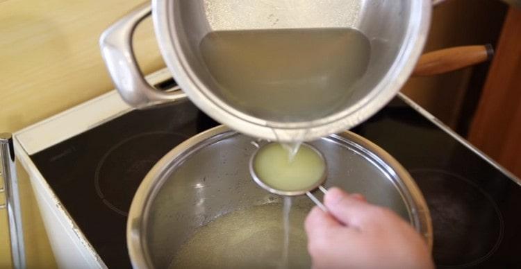 Filter the meat broth and set to cook.