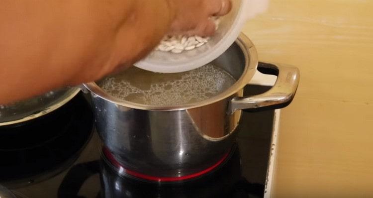 We wash the previously soaked beans and send them to boil in the broth.