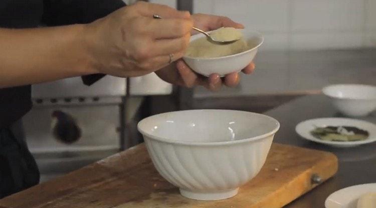 We put all the chopped vegetables in a bowl and add two tablespoons of rice to them.