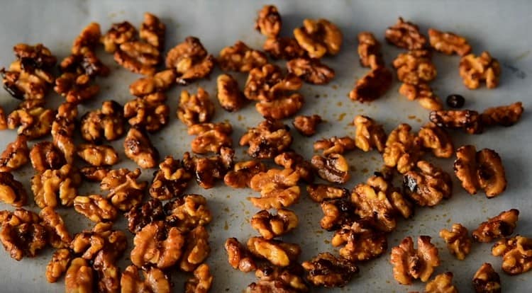 We spread the nuts on parchment so that they dry.