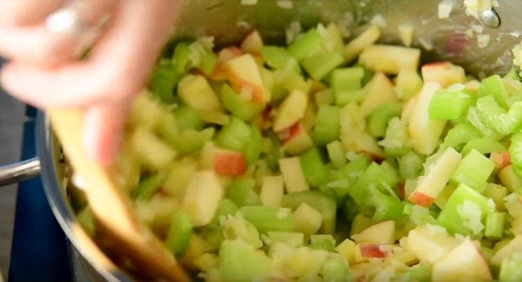 We pass the vegetables for 5 minutes.