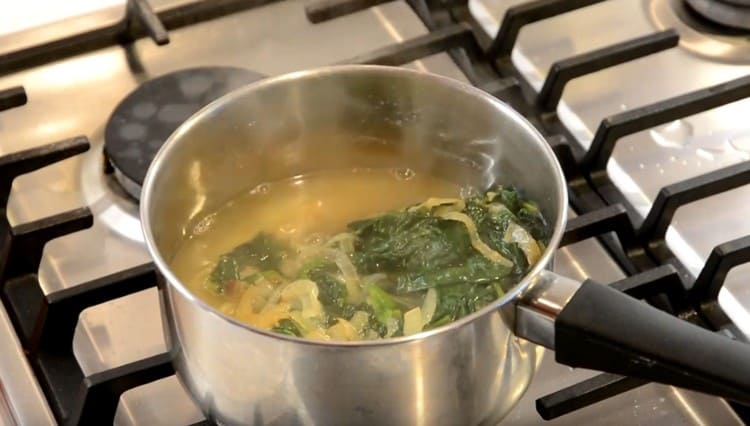 We add spinach with herbs and water to the potatoes.