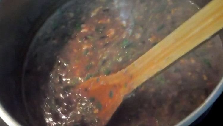 Turning off the soup, let it brew under the lid.