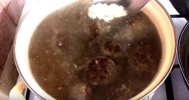 Add pre-washed rice to the soup.