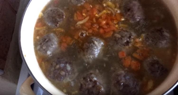 Ready roasting is sent to the soup.