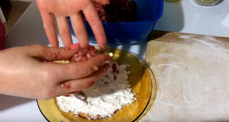 We form round meatballs from minced meat.