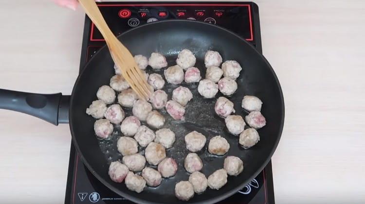 Fry meatballs in vegetable oil.