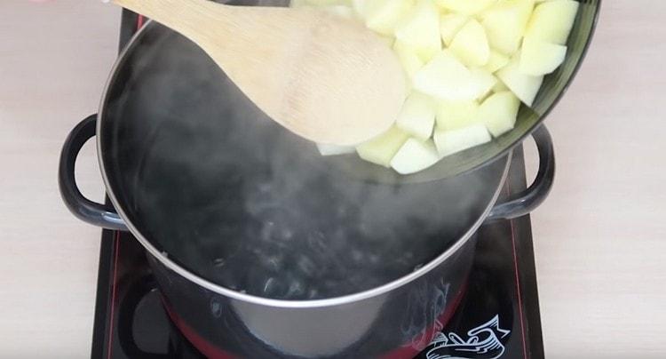 We put in boiling water sliced potatoes.