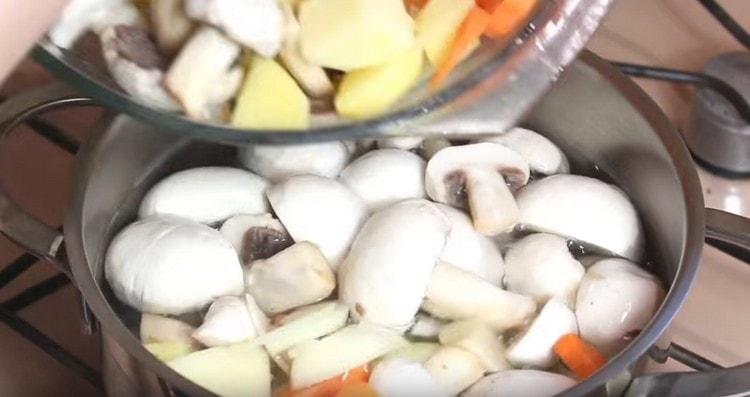 We spread all the prepared vegetables in boiled water.