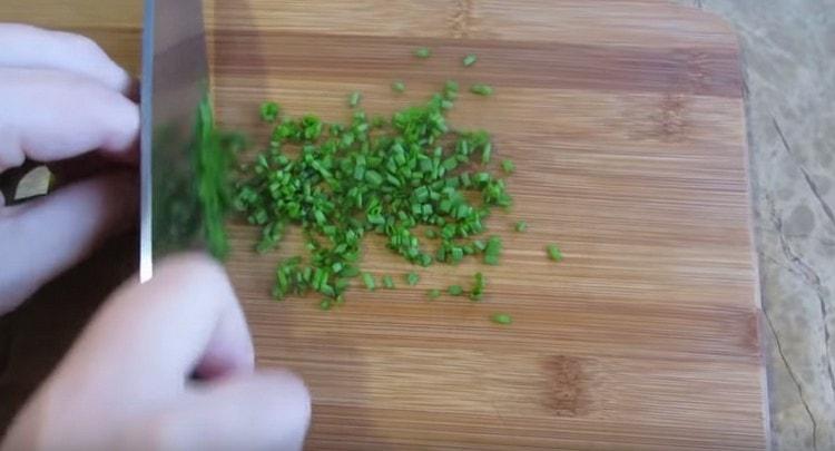 Grind the feathers of fresh green onions.