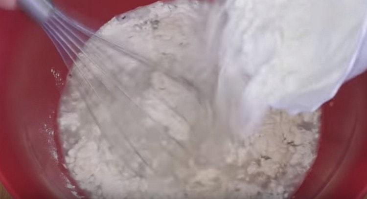 Add a little flour, knead the dough.