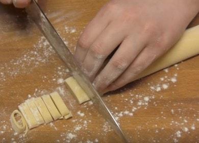 We prepare the right dough for homemade noodles according to a step by step recipe with a photo.