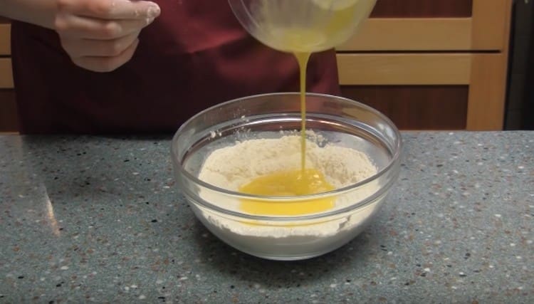 In the flour we make a depression and pour the eggs into it.