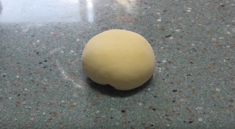 We roll the dough in a lump and put it in the refrigerator for an hour.
