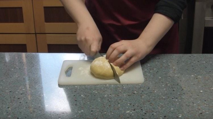 We cut the finished dough into two parts.